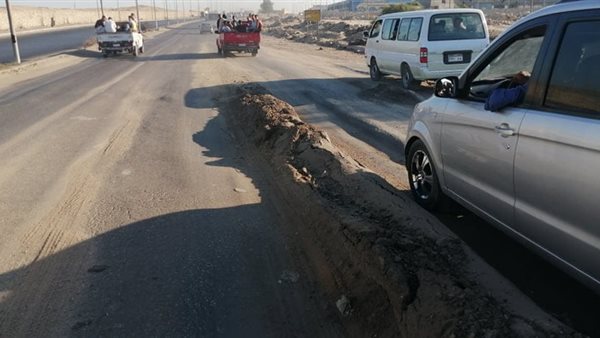 بالصور.. تصدعات ومرتفعات بطريق الاوتوستراد قبل كمين مايو تنذر بوقوع كارثة وسقوط ضحايا