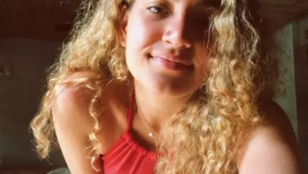 شاهد..ابنة عمرو دياب تحرجه مُجددًا بصورة جريئة