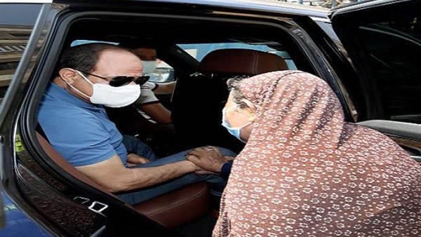 تصرف مفاجيء من الرئيس السيسي مع سيدة استوقفته في الشارع | صور