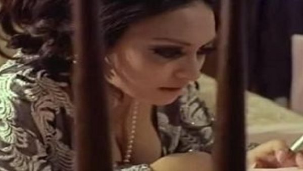 من هي الممثلة المصرية التي ظهرت عارية تماما على الفراش مع شاب بأحد أفلامها؟