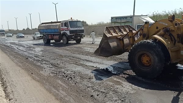 على نفقته الخاصة..أحد أهالى عرب أبوساعد يقوم بتجريد طريق الأوتوستراد وعلاج التصدعات والمرتفعات به