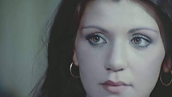 حكاية ابنة فنانة شهيرة جمعت بين الإسلام والمسيحية وشاركت في فيلم إباحي وباعت أمها البيت لتدخلها مصحة لعلاج الإدمان