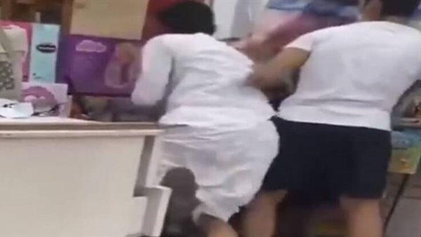 تفاصيل جديدة..الكشف عن السبب الحقيقي وراء ضرب مصري علقة موت بالكويت