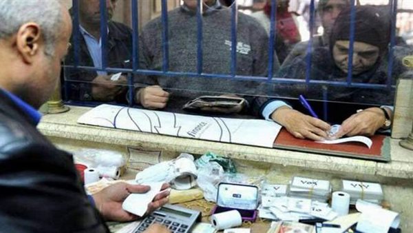 الحكومة تحسم الجدل بشأن قرار صرف جميع المعاشات من خلال كارت 