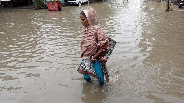 كتب متناثرة ولم ينجو المسجد.. مشاهد لم تراها من قبل لـ