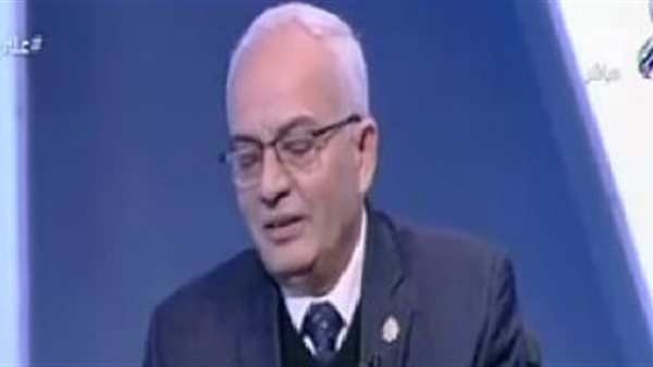 نائب وزير التربية والتعليم يشد بسيدة القطار: معلمو مصر بخير | فيديو