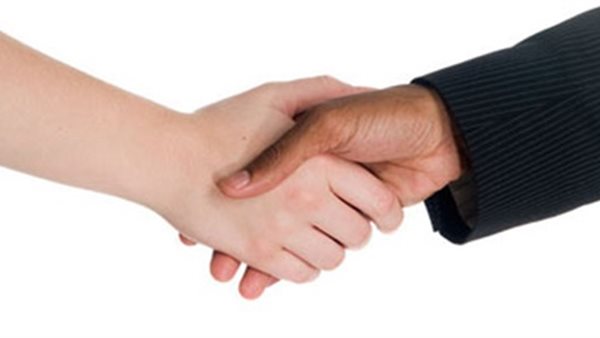 المصافحة بين الرجل والمرأة حلال أم حرام؟.. الإفتاء تحسم الجدل