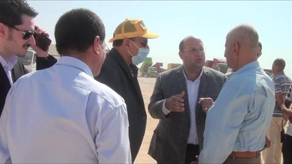 محافظة الجيزة تبدأ فى رفع التراكمات من حوض ترسيب مخر سيل الديسمى فى جبل الصف | صور