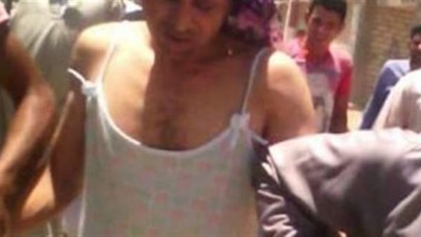 فتاة تستدرج خطيبها وتجرده من ملابسه بمعاونة شقيقيها وتصوره بقيمص النوم.. والسبب صادم