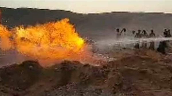 نيران تخرج من بئر مياه في سوهاج.. والسبب غامض | فيديو 
