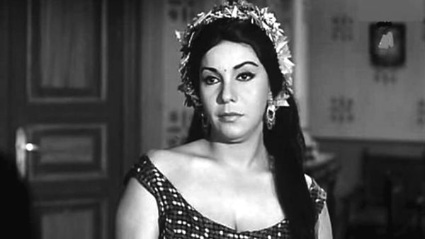 الراقصة التي غلبت الشيطان ورقصت بالمصحف.. وهل هي شقيقة كريمة مختار وخالة معتز الدمرداش؟ | فيديو وصور