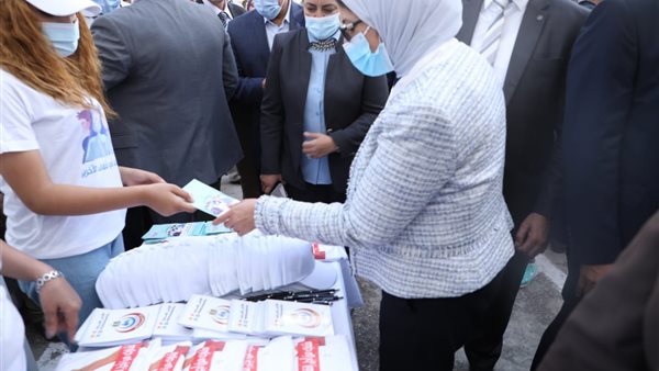 لأجل الانسانية .. وزيرة الصحة تشارك في التجارب الإكلينيكية في مرحلتها الثالثة للقاح كورونا | صور