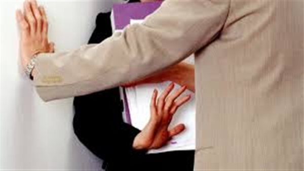 أقام علاقة مع ام وابنتها وابتز العديد من النساء.. تطورات مثيرة في قضية عنتيل التجمع