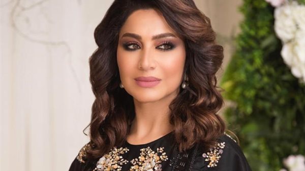 شاهد.. بسمة وهبة تصدم جمهورها بأحدث صورها من خارج مصر بعد إصابتها بمرض نادر 