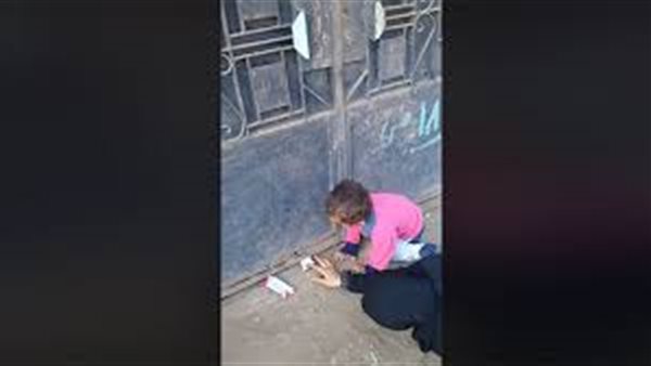 تحت تهديد السلاح.. الابن الجاحد يحبس أمه عاما كاملا والسبب صادم | فيديو