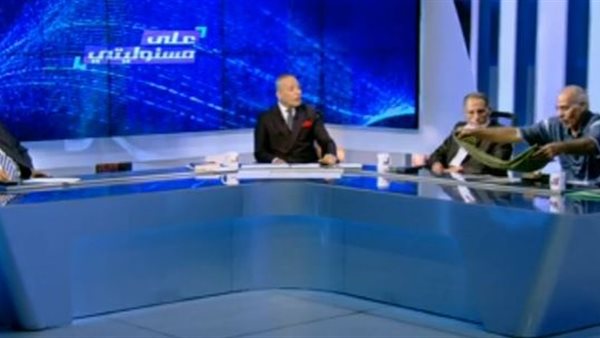 مفاجأة على الهواء.. أحد أبطال أكتوبر يعرض بنطلون جندي إسرائيلي | فيديو