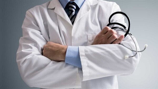 طبيب مدمن ينهب مليون دولار بطريقة لا تخطر على بال