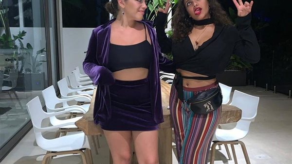 بدون بنطلون.. جانا عمرو دياب في وصلة غناء ورقص جديدة | فيديو