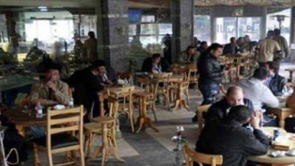 الحكومة تحسم الجدل حول تقديم الشيشة ومواعيد غلق المقاهي