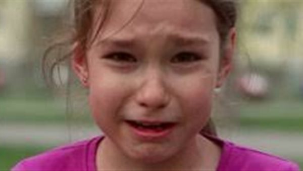 شاهد..أم تلقي طفلتها في الشارع وتترك معها رسالة مؤلمة