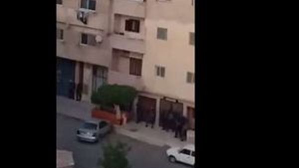 لحظة اقتحام الأهالي شقة عنتيل الجيزة | فيديو