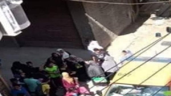 الكاميرات تكشف السر.. منتقبة تلقي رضيعة بصندوق قمامة بجوار مسجد بطنطا وتفر هاربة