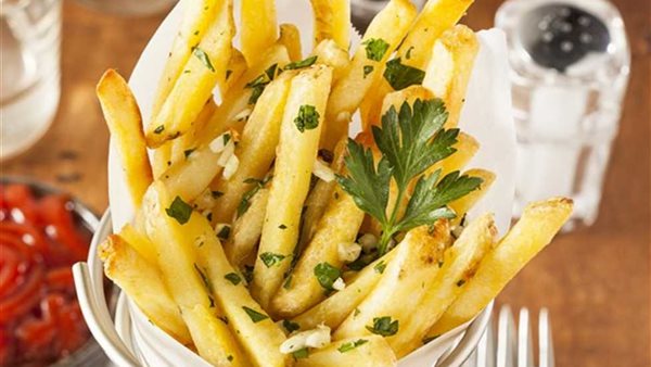 مستشار طبي يكشف خطورة تناول المقليات على القلب | فيديو   