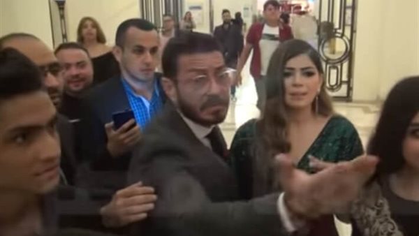 بلاش التلزيق دا..أحمد زاهر ينفعل علي معجب بسبب ابنته ليلى | فيديو