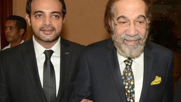 أول تعليق من عمرو محمود ياسين عقب وفاة والده | فيديو