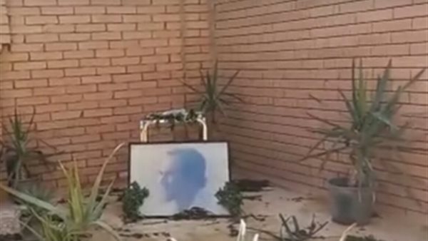 لماذا وضعت أسرة محمود ياسين النعناع على مدفنه؟