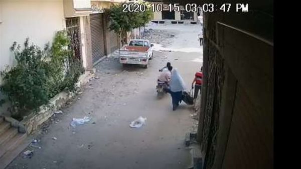 سيناريو فتاة المعادي يتكرر..لحظة سرقة حقيبة سيدة بالقوة في الشرقية | فيديو