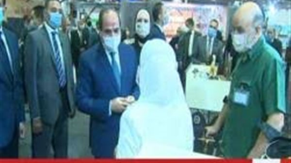 جبر الخواطر.. تصرف مفاجيء من الرئيس السيسي مع فتاة بمعرض تراثنا | فيديو 