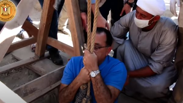 تفاصيل نزول رئيس الوزراء لبئر أثري معلقًا فى حبل | فيديو 