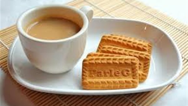 استشاري يحذر من تناول البسكويت بالشاي لهذا العمر
