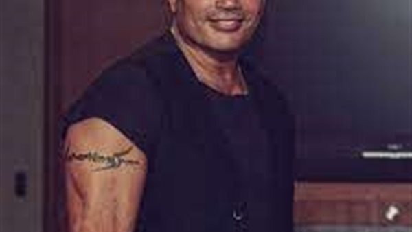 مين دي؟ عمرو دياب ينشر صورة فتاة بملابس جريئة على البحر