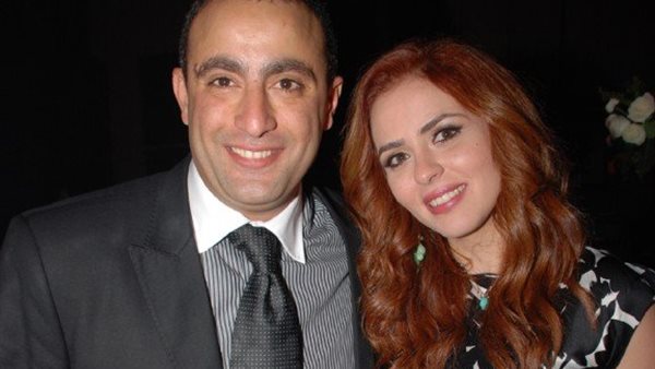 جاكيت زوجة السقا يثير الجدل.. ومغردون: هل أجبرها على ارتدائه؟