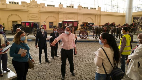 وزير السياحه والاثار يتفقد متحف المركبات الملكيه ببولاق