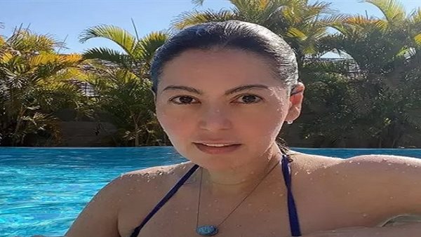 بعد خروجها من الحمام.. إطلالة مثيرة للقاء الخميسي تثير الجدل وتعليقات نارية | صور