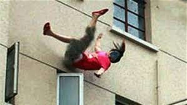 رجل يلقي زوجته من البلكونة.. والسبب صادم
