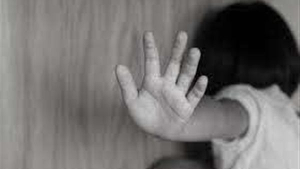 تفاصيل صادمة.. صاحب الـ 70 عاما يعتدي جنسيًا على طفلة وقرار عاجل من النيابة