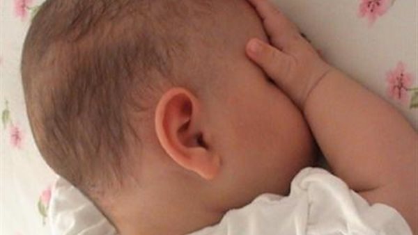 استشاري يحذر من بكاء الأطفال لفترة طويلة: يؤدي إلى نتوء الأحبال الصوتية | فيديو