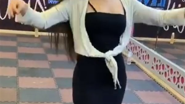 على أنغام أغنية بنت الجيران .. مقطع رقص مثير للورديانة | فيديو