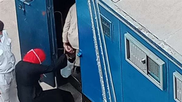 بكلابشات وطرحة حمراء.. لحظة ترحيل صاحبة الـ73 فيديو إباحي للسجن | صور