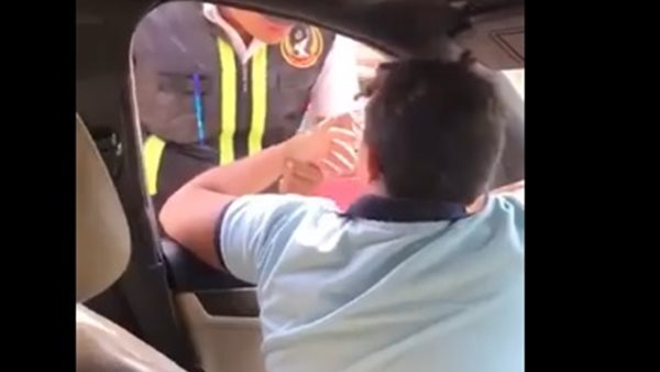 ابن القاضي براءة وكفالة لصديقه..تفاصيل جديدة عن الافراج عن الطفل الذي أساء لشرطي المرور 