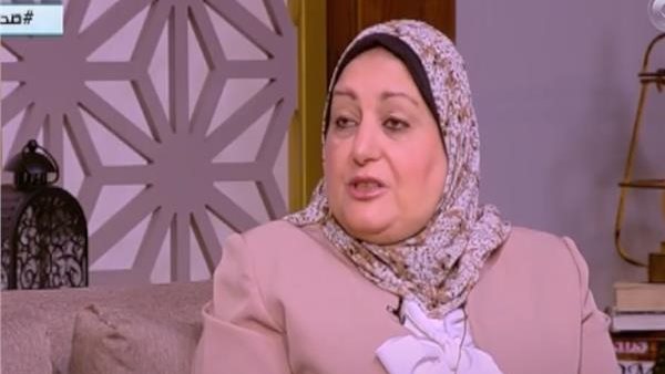 استشاري جلدية: الإنسان الطبيعي يفقد 150 شعرة يوميًا | فيديو