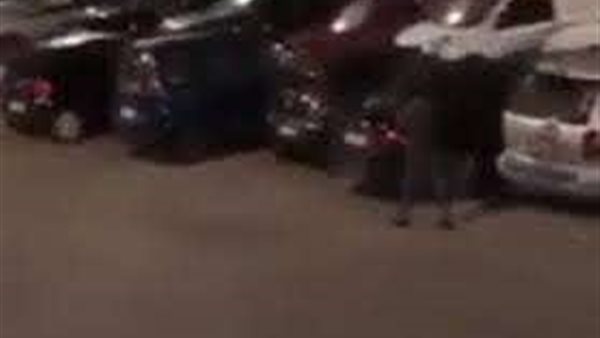  مصري بإيطاليا يحطم زجاج 56 سيارة في الشارع | فيديو 