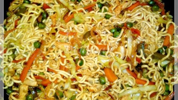 تفاصيل جديدة.. هل يسبب تناول الإندومي الإصابة بالسرطان؟