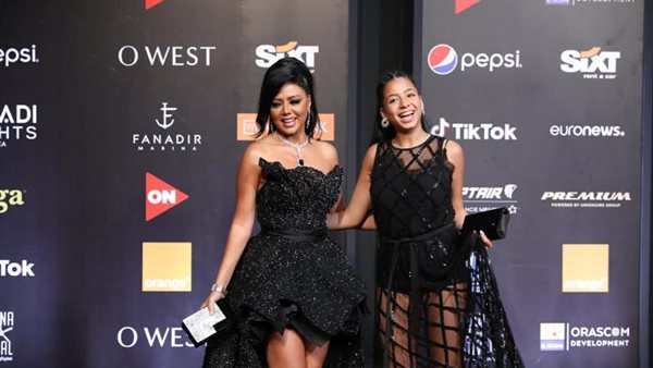 ابنتها قامت بفعل صادم..رد ناري من رانيا يوسف على منتقدي لبسها العاري | فيديو