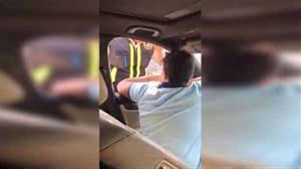 يقوم بفعل صادم مع المارة في الشارع.. فيديو جديد لطفل المرور ابن القاضي | شاهد