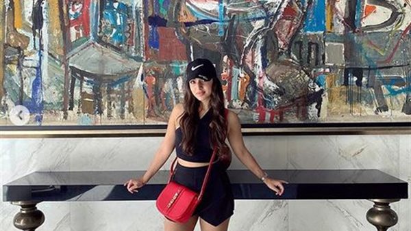 ظهرت بهاف ستومك وهوت شورت.. شقيقة هنا الزاهد تثير الجدل | صور